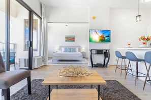 Apartment, 1 King-Bett und Schlafsofa, Bergblick (0130) | Wohnbereich | 43-Zoll-Smart-TV mit Kabelempfang