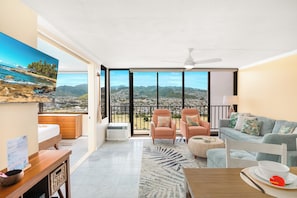 Apartamento, 1 cama King e sofá-cama, vista para a montanha | Área de estar | Smart TV 43 polegadas com canais a cabo