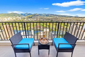 Apartment, 1 King Bed with Sofa bed, Mountain View (0130) | Terrace/patio - High Floor Mountain View with King or Queen Bed and Parking (Honolulu)