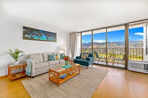 Condo, 1 King Bed with Sofa bed, Mountain View (0083) | Mountain view - High Floor Mountain View with King or Queen Bed and Parking (Honolulu)