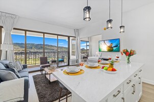 Apartment, 1 King Bed with Sofa bed, Mountain View (0130) | In-room dining