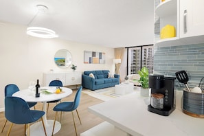 Family Condo, 1 Bedroom, Air conditioning, Mountain View (0165) | In-room dining