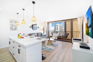 Condo Premium, 1 phòng ngủ, ban công, quang cảnh một góc biển (0145) | Khu vực ăn uống tại phòng