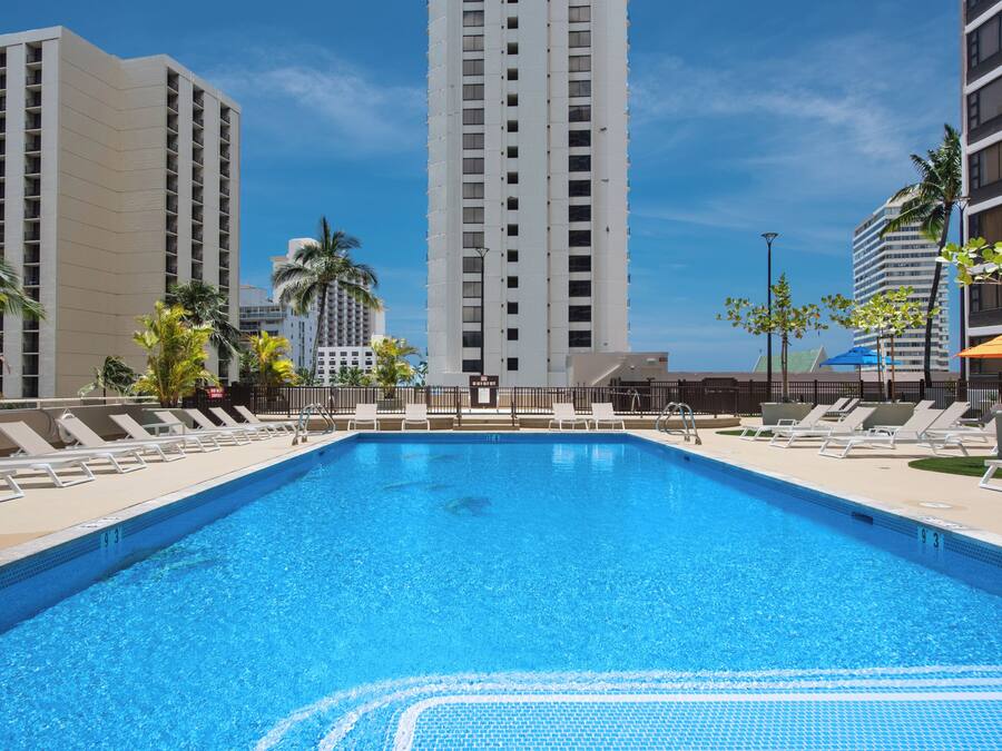 Piscina externa, piscina aquecida, espreguiçadeiras