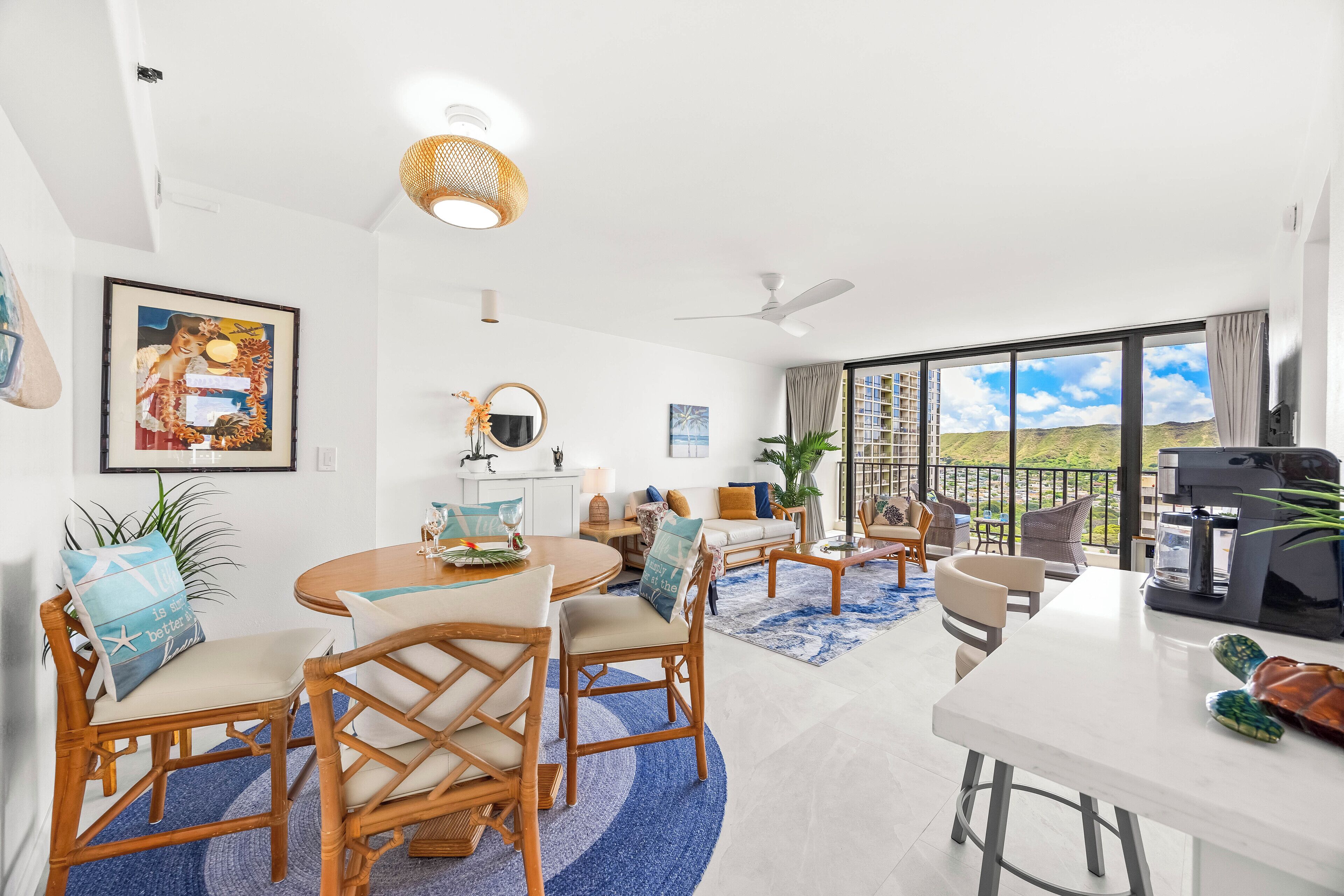 Una sala moderna con comedor, ventanas grandes y vistas al exterior.