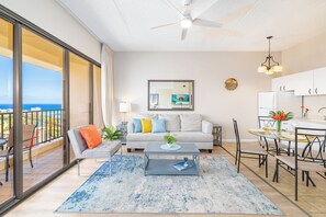 Living area - Diamond Head and Partial Ocean views with 2 Beds and Parking (Honolulu)