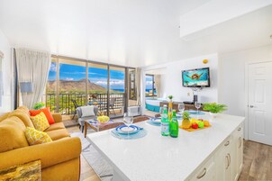 Family Condo, 1 Bedroom, Balcony, Ocean View (0039) | In-room dining