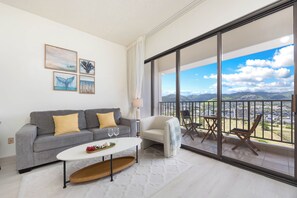 Living area - High Floor Mountain View Condo with 2 Beds and Parking (Honolulu)