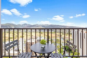 Balcony view - High Floor Mountain View Condo with 2 Beds and Parking (Honolulu)