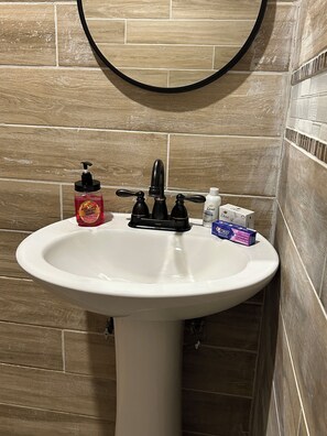 Dusche, Haartrockner, Handtücher, Seife