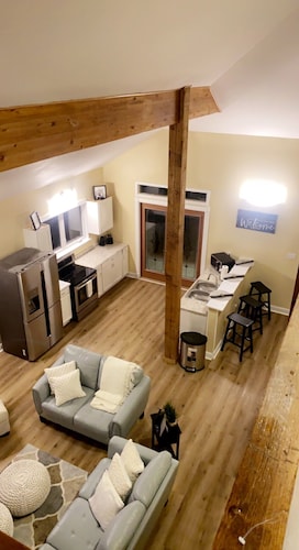 Spacious 4-bedroom house with WiFi and AC in tranquil Ocean Springs