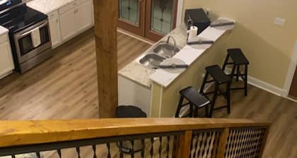 Spacious 4-bedroom house with WiFi and AC in tranquil Ocean Springs