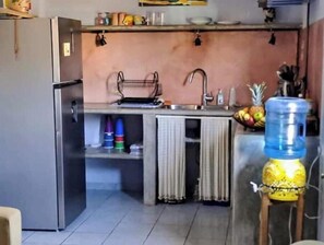 Fridge, oven, stovetop, coffee/tea maker