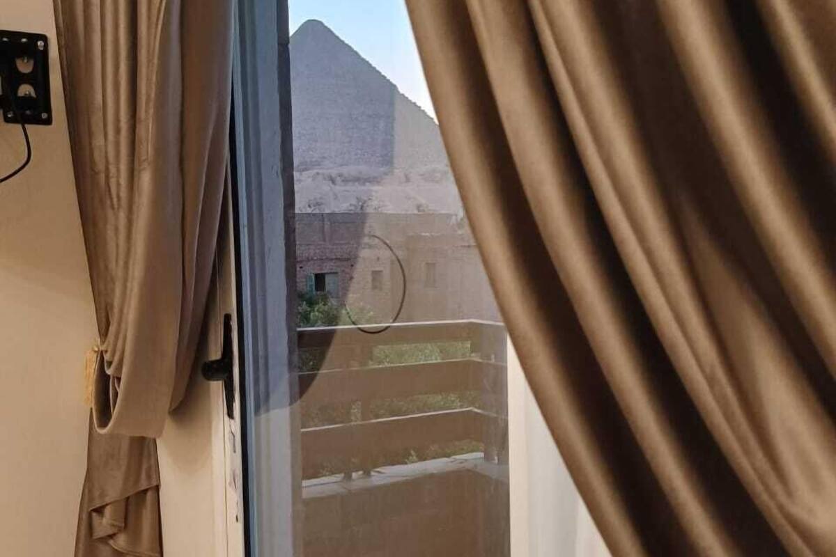 أغطية فراش متميزة وألحفة محشوة بالريش وميني بار وخزنة داخل الغرفة