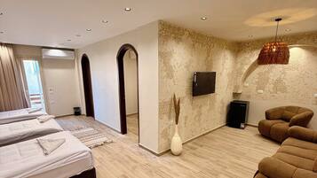 Quarto quádruplo conforto | Roupas de cama premium, edredons de pluma, frigobar, cofres nos quartos