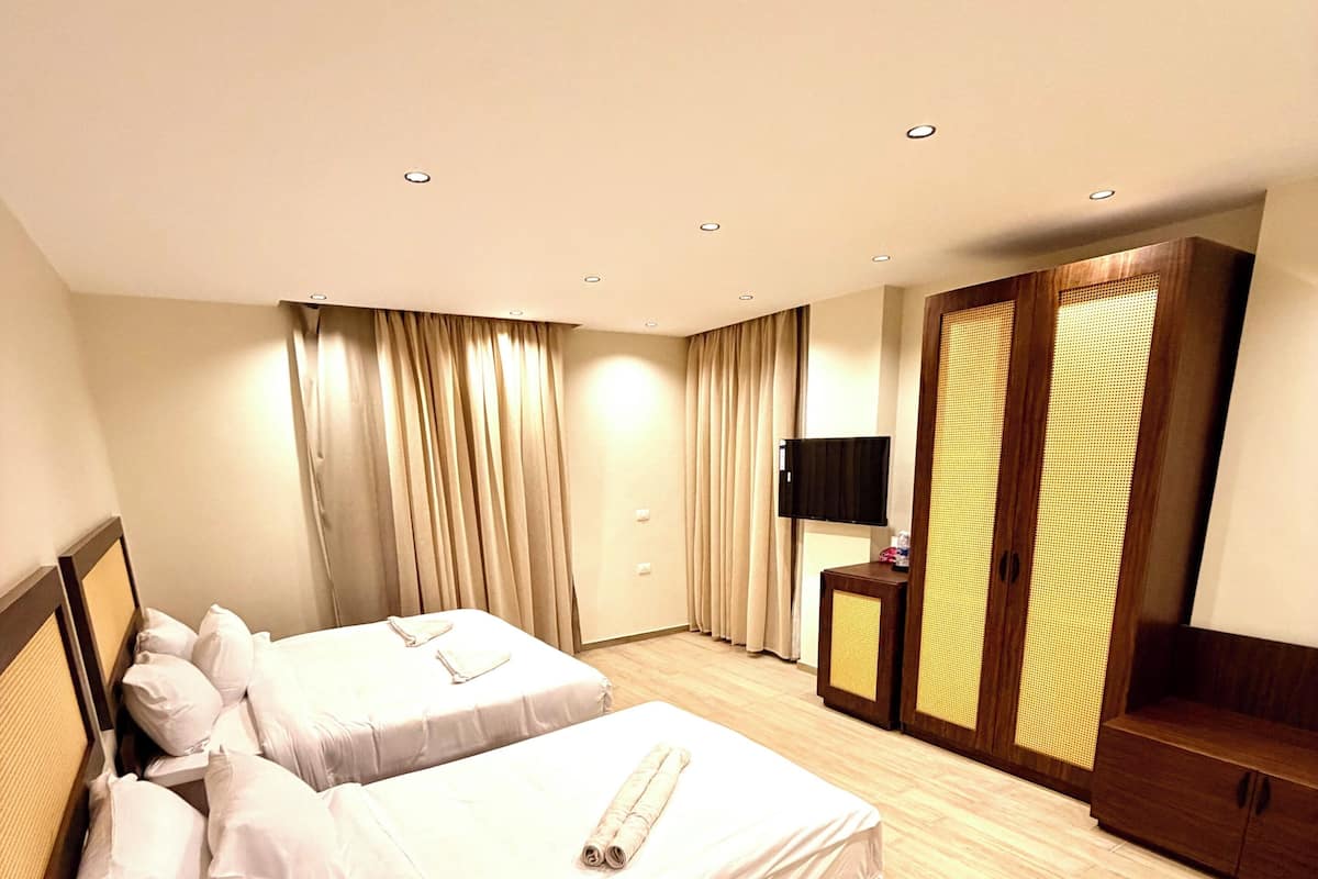 Ropa de cama de alta calidad, cubrecamas y minibar