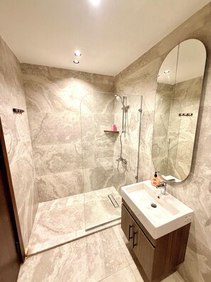 Baignoire et douche séparées, sèche-cheveux, chaussons