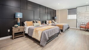 Ein modernes Schlafzimmer mit zwei Betten, dunklen Wandpaneelen und einem Stadtbild-Wandgemälde.