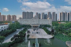 Un grand hôtel doté d’une cour intérieure, entouré d’immeubles de grande hauteur.