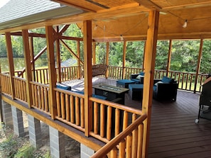 Terrace/patio - Charming 3-Bedroom Log Cabin - Rest & Relaxation (Creedmoor)