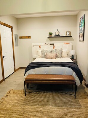 1 bedroom, bed sheets - The Madison Inn, Sunset over the city Suite 201, Sunset over the city Suite 201 (Madison)