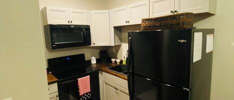 Jääkaappi, mikroaaltouuni, uuni, liesi