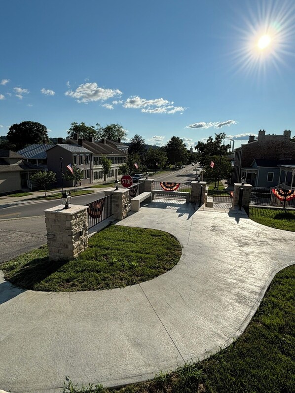 Property grounds - The Madison Inn, Southern view on Main suite 202, Southern view on Main suite 202 (Madison)