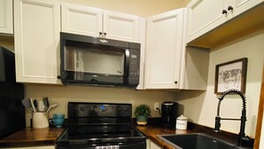 Private kitchen - The Madison Inn, Historic woodside view suite 205, Historic woodside view suite 205 (Madison)