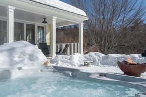 Outdoor spa tub - Secluded, Winter Paradise with Hot Tub (Moretown)