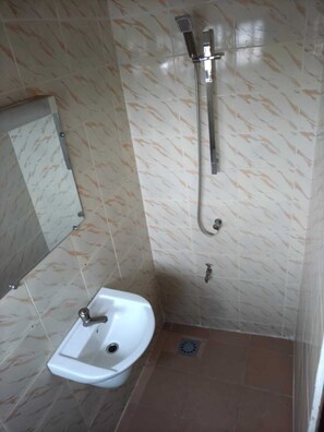 Douche, serviettes fournies, savon, papier toilette