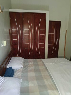 2 slaapkamers, een strijkplank/strijkijzer, gratis wifi, beddengoed