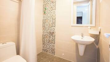 SĂšche-cheveux, serviettes fournies, savon, shampoing