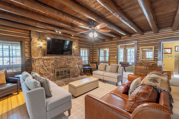 TV, fireplace - The Haven - Mountain Log Home Sleeps 14! (Estes Park)
