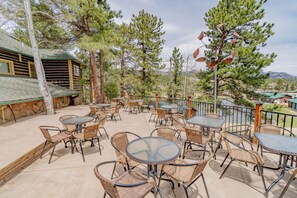 Outdoor dining - The Haven - Mountain Log Home Sleeps 14! (Estes Park)