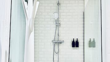 Deluxe-Doppelzimmer | Badezimmer | Dusche, Regendusche, umweltfreundliche Kosmetikartikel, Haartrockner