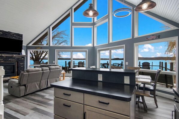 Interior - Indian Trail Upper Herring Lodge 4br Lakefront Fishing Canoe Kayak (Frankfort)