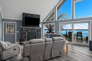 Smart TV, chimenea, reproductor de DVD y estéreo 