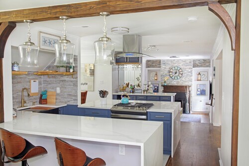 Home Away From Home! Johns Creek, 4BD, Sleeps 8, Chef's Kitchen, Office, Garage!