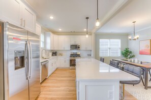 Private kitchen - NEW BUILD=Bungalow=Fire Pit=5 beds!=W/D=PRIVATE PARKING (Mmephis)