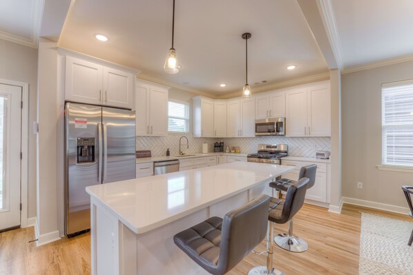 Private kitchen - NEW BUILD=Bungalow=Fire Pit=5 beds!=W/D=PRIVATE PARKING (Mmephis)