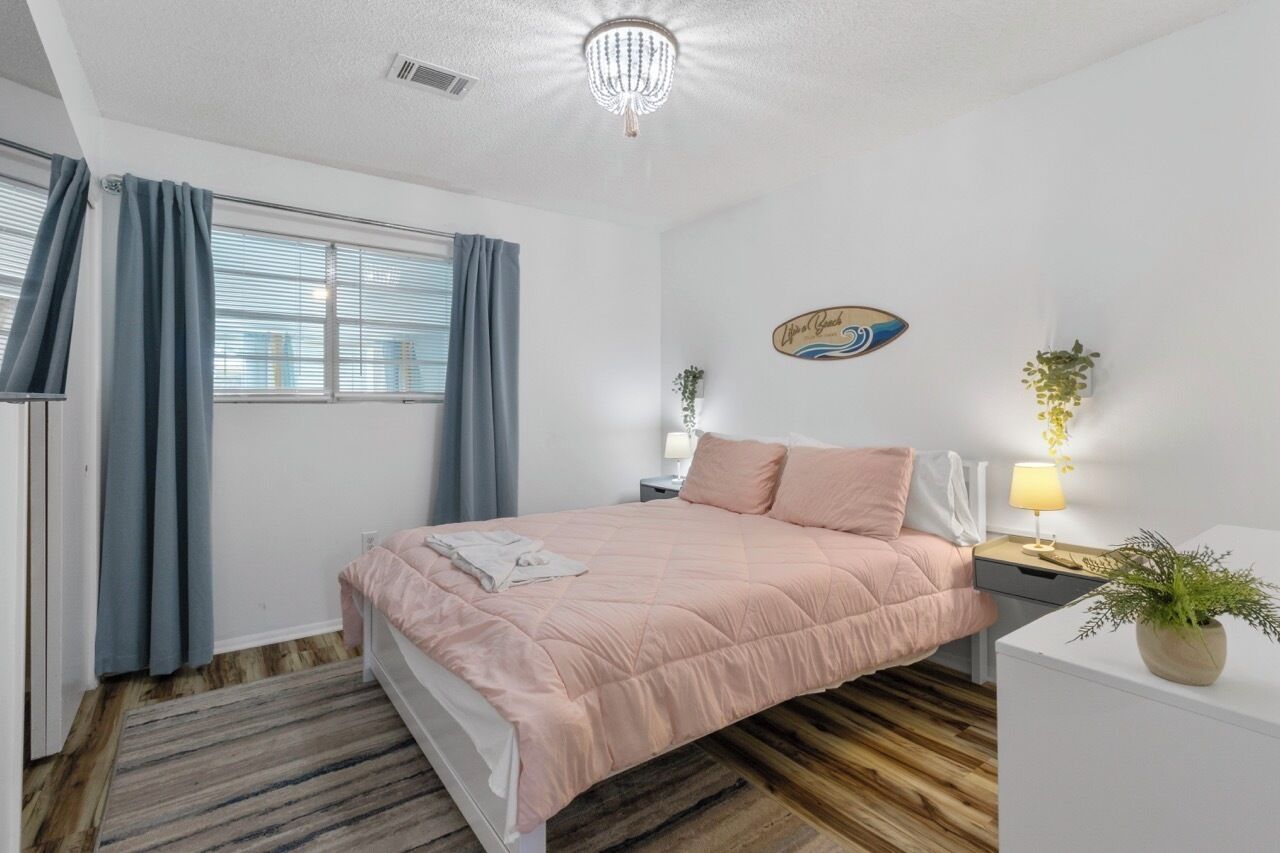 5 bedrooms, iron/ironing board, WiFi, bed sheets