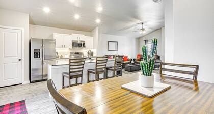 'Urbana Cabana:' Modern Home 8 Mi to Texas Tech!