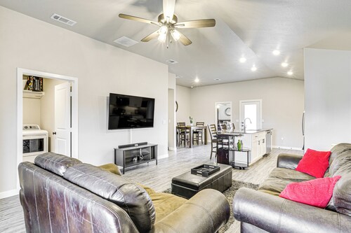 'Urbana Cabana:' Modern Home 8 Mi to Texas Tech!