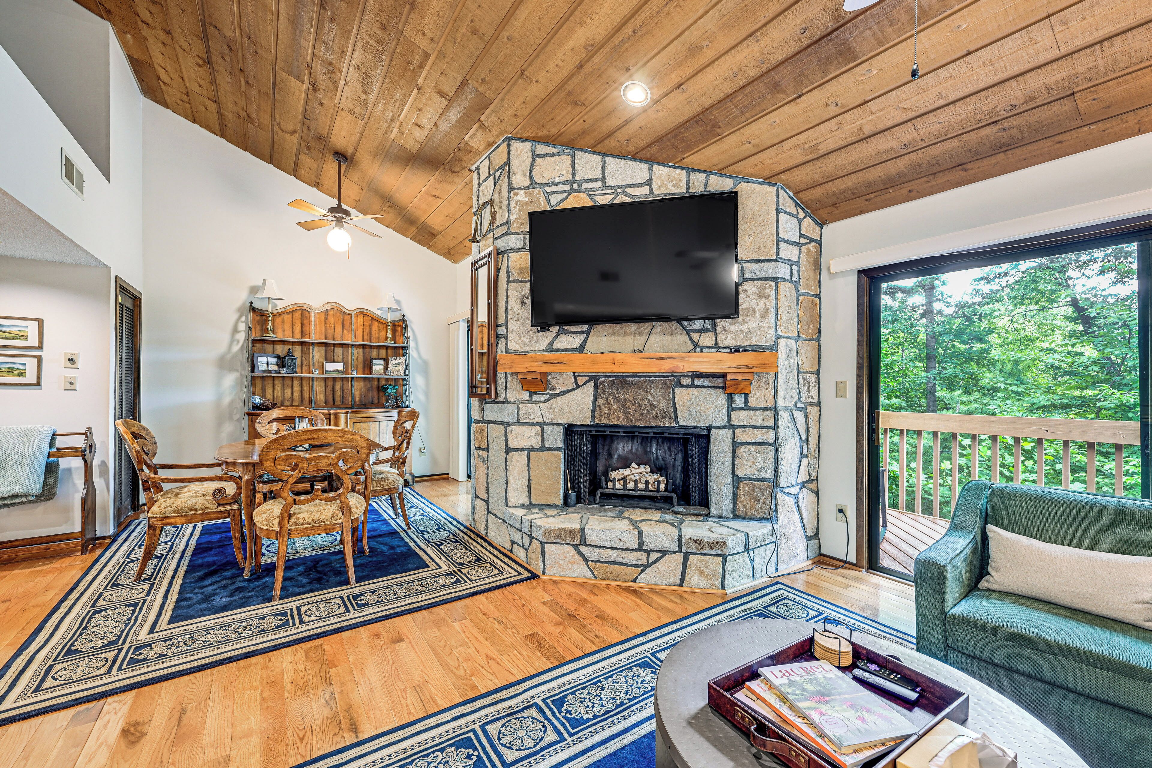 Serene Sapphire Condo w/ Pools & Lake Access!