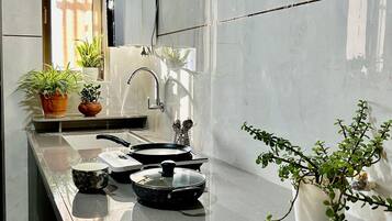 Réfrigérateur, bouilloire électrique, grille-pain