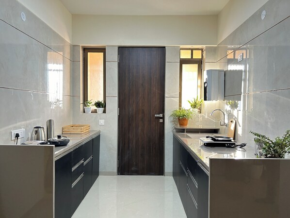 Kühlschrank, Wasserkocher, Toaster, Kochgeschirr/Geschirr/Besteck