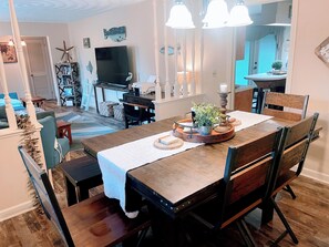 Dining - 3bedroom house in Wanchese OBX. Animal Friendly, Only a short ride to the beach. (Manteo)