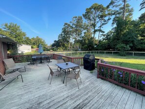 Outdoor dining - 3bedroom house in Wanchese OBX. Animal Friendly, Only a short ride to the beach. (Manteo)