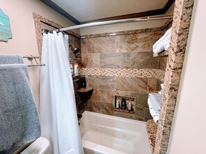 Bathroom - 3bedroom house in Wanchese OBX. Animal Friendly, Only a short ride to the beach. (Manteo)
