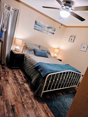 3 bedrooms, WiFi, bed sheets - 3bedroom house in Wanchese OBX. Animal Friendly, Only a short ride to the beach. (Manteo)